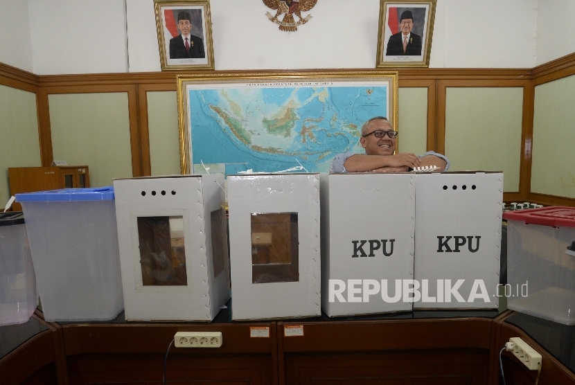 Ketua KPU Arief Budiman menunjukkan contoh alternatif bentuk kotak suara transparan terbuat dari kertas karton dan Box plastik akan digunakan dalam Pilkada serentak 2018 dan Pemilu 2019 di kantor KPU, Jakarta, Senin (7/8).
