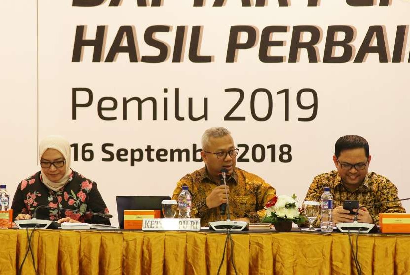 Ketua KPU Arief Budiman (tengah) bersama Komisioner KPU Evi Novida (kiri) dan Viryan (kanan) memberikan paparan saat rapat pleno perbaikan Daftar Pemilih Tetap (DPT) di Kantor KPU, Jakarta, Minggu (16/9).
