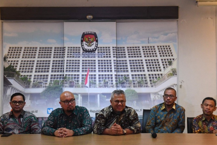 Ketua KPU Arief Budiman (tengah) didampingi para Komisioner KPU menyampaikan keterangan pers terkait hasil sidang putusan MK terkait perselisihan hasil pemilihan umum (PHPU) Pilpres 2019 di Jakarta, Kamis (27/6/2019). 