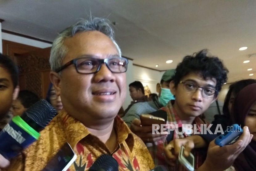 Ketua KPU,  Arief Budiman,  usai pemaparan materi Persiapan Pilkada Serentak 2018 di Sahid Jaya Hotel,  Jakarta,  Selasa (20/2). KPU mengingatkan bahwa parpol tidak boleh berkampanya untuk Pemilu sebelum 23 September. 