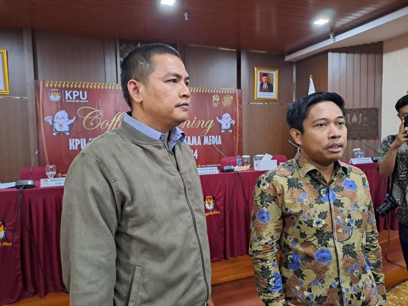 Ketua KPU DKI Jakarta, Wahyu Dinata (kiri).