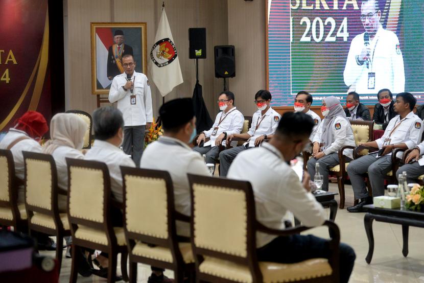 Ketua KPU Hasyim Asyari memberikan sambutan saat menerima Pendaftaran Partai Politik Calon Peserta Pemilihan Umum Tahun 2024 di Gedung KPU, Jakarta.