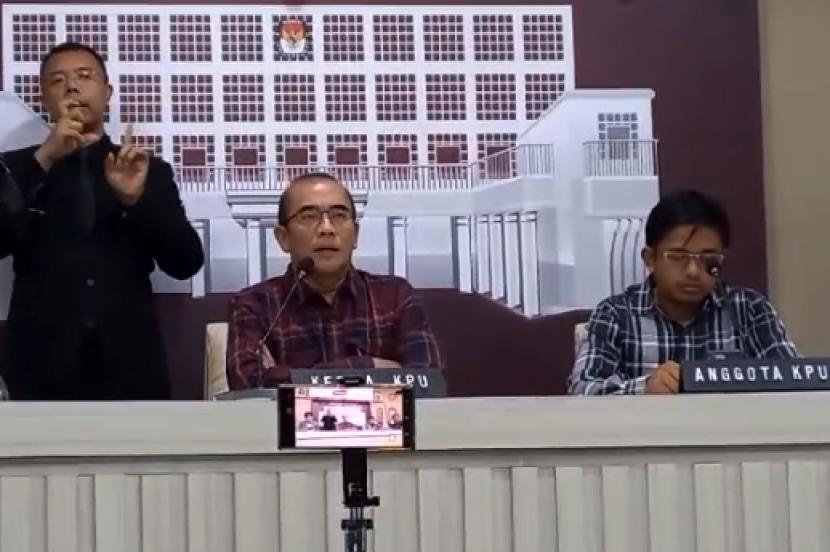 Ketua KPU Hasyim Asyari menjelaskan permasalahan Sirekap saat konferensi pers di Media Center KPU RI, Jakarta.