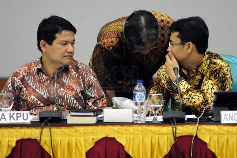 Ketua KPU Husni Kamil Malik (paling kanan) berbincang dengan sejumlah perwakilan partai politik usai rapat pleno terbuka penyempurnaan Daftar Pemilih Tetap (DPT) Pemilu 2014 di Gedung KPU, Jakarta, Selasa (25/3).