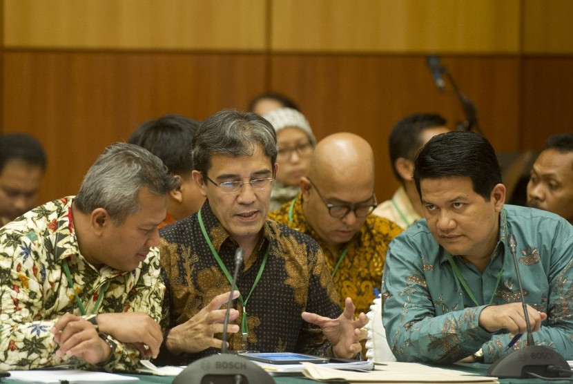 Ketua KPU Husni Kamil Manik (kanan) berbincang dengan Komisioner KPU Hadar Nafis Gumay (tengah) dan Arief Budiman ketika menghadiri sidang perdana dugaan pelanggaran kode etik di Dewan Kehormatan Penyelenggara Pemilu (DKPP) di Jakarta, Jumat (8/8).