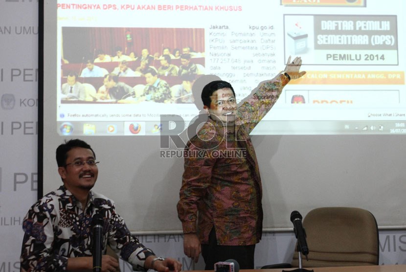  Ketua KPU Husni Kamil Manik (kanan) bersama Komisioner KPU Ferry Kurnia Rizkiyansyah (kiri), saat peluncuran daftar pemilih sementara (DPS) secara online melalui website KPU, di Jakarta, Selasa (16/7). (Republika/Adhi Wicaksono)