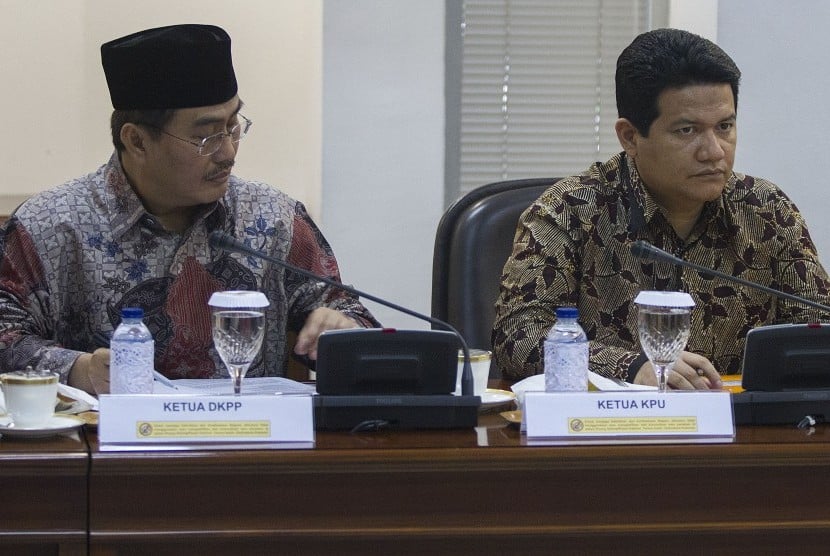 Ketua KPU Husni Kamil Manik (kanan) dan Ketua DKPP Jimly Asshiddiqie (kiri) mengikuti rapat kabinet terbatas yang membahas soal pelaksanaan Pilkada serentak tahun 2015 di Kantor Kepresidenan, Jakarta, Kamis (23/7).