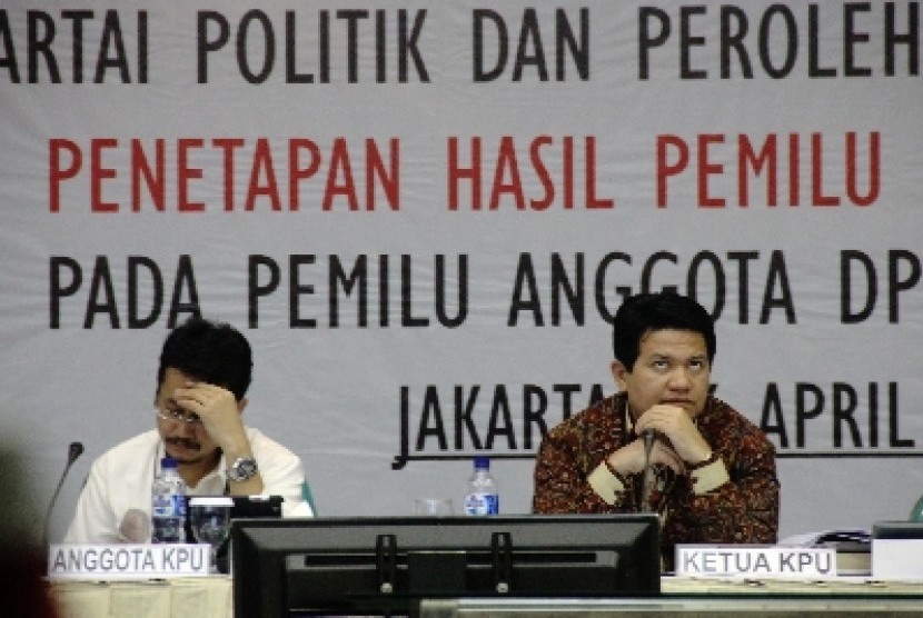 Ketua KPU Husni Kamil Manik (kanan) didampingi anggota KPU Ferry Kurnia Rizkiyansyah saat memimpin proses rekapitulasi suara nasional di kantor KPU, Jakarta, Jumat (9/5).