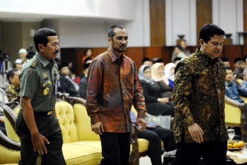 Ketua KPU Husni Kamil Manik (kanan), Ketua KPK Abraham Samad (tengah) dan Kepala Lembaga Sandi Negara Djoko Setiadi (kiri) berjalan saat akan penandatanganan kerjasama di Jakarta, Selasa (24/9).