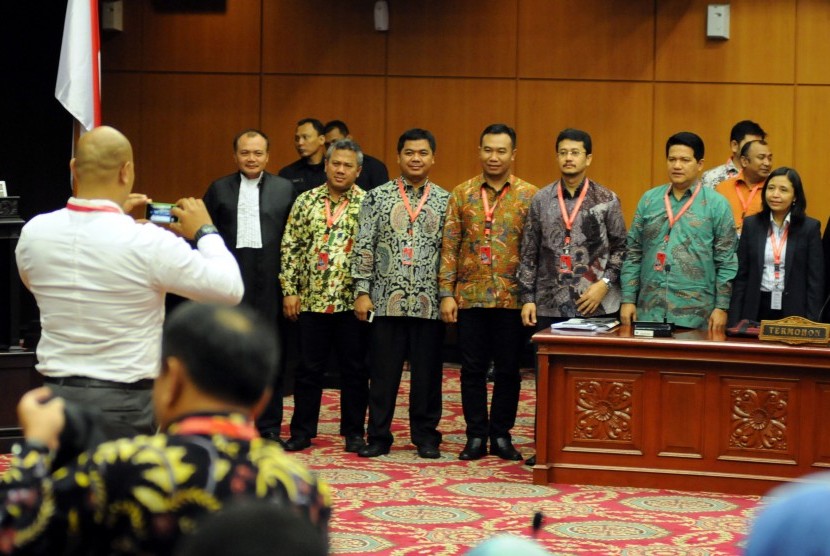 Ketua KPU Husni Kamil Manik (kedua kanan) berfoto bersama para anggota komisioner KPU dan tim kuasa hukum saat masa skors sidang lanjutan Perselisihan Hasil Pemilihan Umum (PHPU) Pilpres di Gedung Mahkamah Konstitusi, Jakarta, Jumat (8/8).