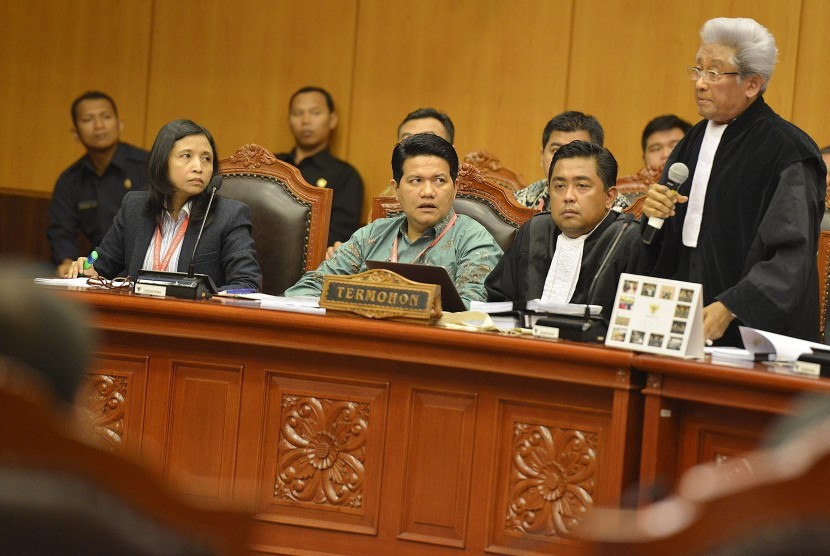 Ketua KPU Husni Kamil Manik (kedua kiri) dan anggota Ida Budhiati (kiri) menyimak tanggapan yang disampaikan kuasa hukum KPU, Adnan Buyung Nasution (kanan) pada sidang PHPU Pilpres 2014 di MK, Jakarta, Jumat (8/8).