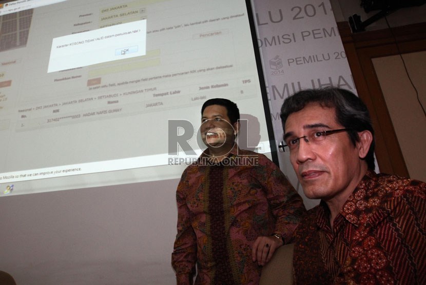  Ketua KPU Husni Kamil Manik (kiri) bersama Komisioner KPU Hadar Nafis Gumay (kanan), meluncurkan daftar pemilih sementara secara online melalui website KPU, di Jakarta, Selasa (16/7).   (Republika/Adhi Wicaksono)