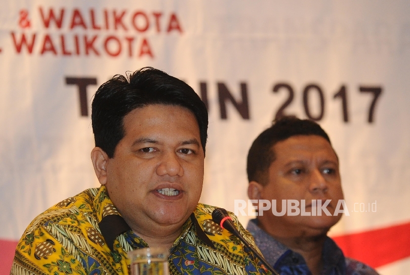 Ketua KPU Husni Kamil Manik (kiri), Ketua Bawaslu Muhammad berbicara saat menggelar jumpa persnya terkait pelaksanaan Pilkada di Jakarta, Senin (15/2). 