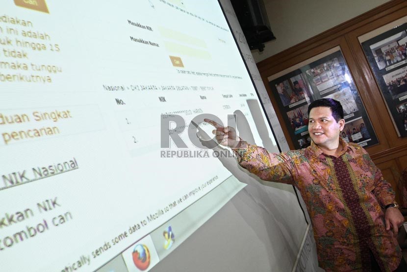  Ketua KPU Husni Kamil Manik, meluncurkan daftar pemilih sementara secara online melalui website KPU, di Jakarta, Selasa (16/7).     (Republika/Adhi Wicaksono)