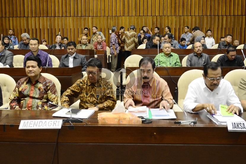 Ketua KPU Husni Kamil Manik, Menteri Dalam Negeri, Tjahjo Kumolo, Dirjen Anggaran Kemendagri Reydonnyzar Moenek dan Jaksa Agung Prasetyo (dari kiri ke kanan) menghadiri rapat gabungan bersama anggota Komisi II dan Komisi III DPR yang dipimpin Wakil Ketua D