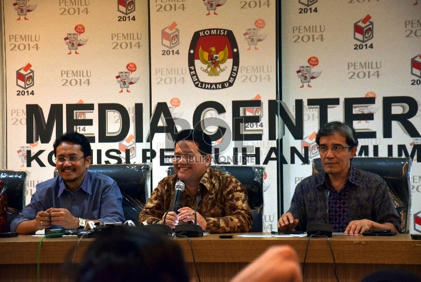  Ketua KPU, Husni Kamil Manik (tengah) didampingi sejumlah Anggota Komisioner KPU Ferry Kurnia (kiri) dan Hadar Nafis GUmay (kanan) memberikan keterangan pers terkait berakhirnya pendaftaran pasangan calon Pilkada 2015 di Kantor KPU, Jakarta, Selasa (11/8)