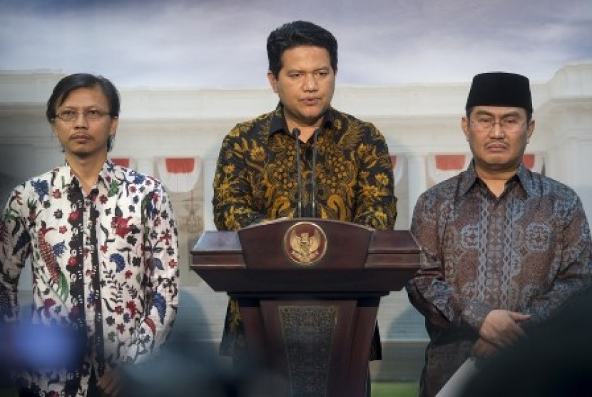 Ketua KPU Husni Kamil Manik (tengah), Ketua DKPP Jimly Asshiddiqie (kanan) dan Anggota Bawaslu Daniel Zuchron (kiri) memberikan keterangan pers usai melakukan pertemuan dengan Presiden Joko Widodo di Istana Negara, Jakarta, Selasa (3/11)