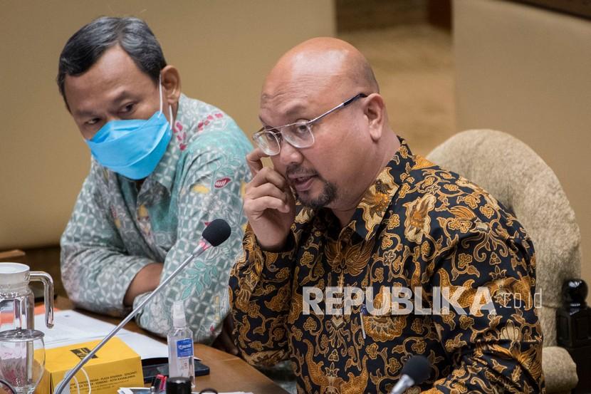 Ketua KPU Ilham Saputra (kanan) menyampaikan paparan dengan didampingi Komisioner KPU Pramono Ubaid (kiri) dalam rapat kerja bersama Komisi II DPR, Kemendagri, dan Bawaslu membahas penyelenggaraan Pemilihan Umum (Pemilu) 2024 di kompleks Parlemen, Jakarta, Senin (24/1/2022). Dalam rapat tersebut disepakati Pemilu 2024 akan digelar pada 14 Februari 2024. 