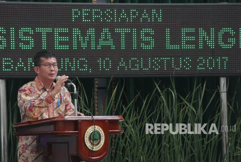 Ketua KPU Jabar yayat Hidayat menyampaikan pemaparannya pada Rapat Koordinasi pelaksanaan Pilkada Serentak Tahun 2018 di Aula Barat Gedung Sate, Kota Bandung, Kamis (10/8).