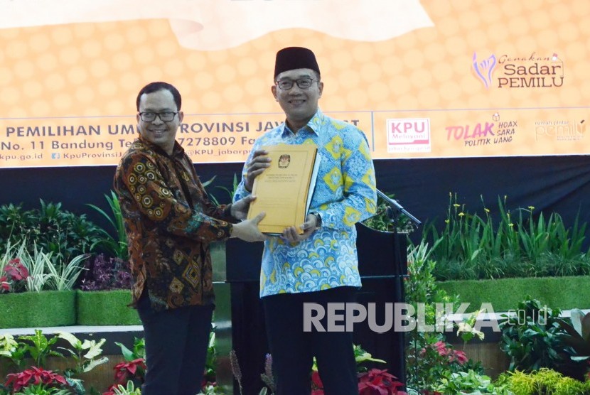 Ketua KPU Jawa Barat Rifqi Alimubarok (kiri) dan Gubernur Jawa Barat Ridwan Kamil.