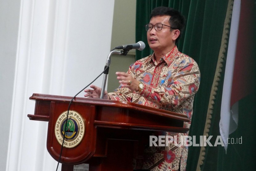ketua KPU Jawa Barat Yayat Hidayat menyampaikan pemaparannya saat rapat koordinasi persiapan pilkada serentak, di Aula Barat Gedung Sate, Kota Bandung,Kamis (10/8).