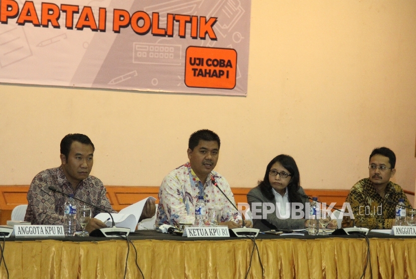 Ketua KPU Juri Ardiantoro (kedua kiri) bersama Anggota KPU Sigit Pamungkas (kiri), Ida Budhiati (kedua kanan), Ferry Kurnia Rizkiyansyah (kanan) menyampaikan pemaparan saat sosialisasi Sistem Informasi di Gedung KPU, Jakarta, Selasa (7/3). 