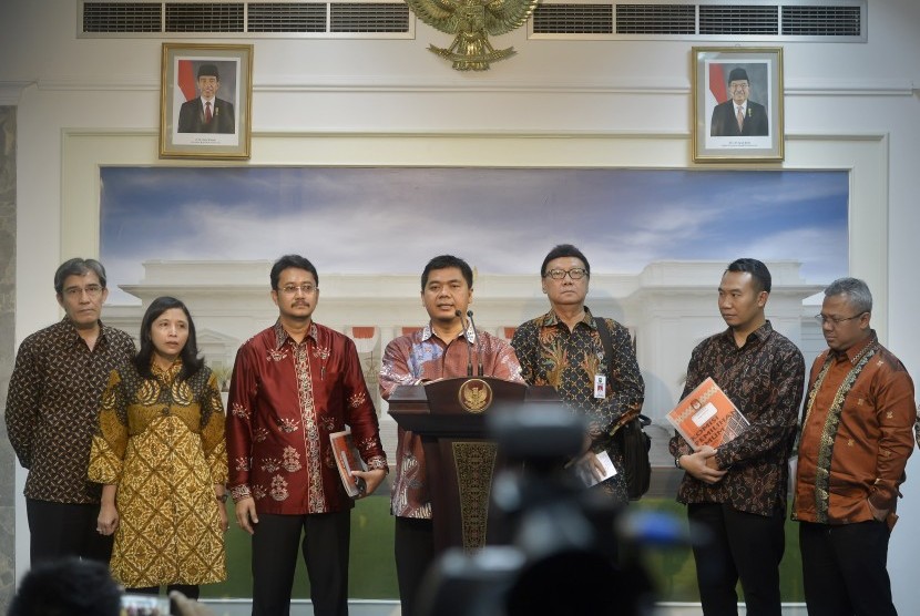 Ketua KPU Juri Ardiantoro (keempat kiri) bersama Mendagri Tjahjo Kumolo (ketiga kanan) serta Komisioner KPU  memaparkan hasil pertemuan dengan Presiden Joko Widodo membahas Pilkada serentak 2017 dan Pemilu 2019 di Istana Merdeka, Jakarta, Selasa (9/8).