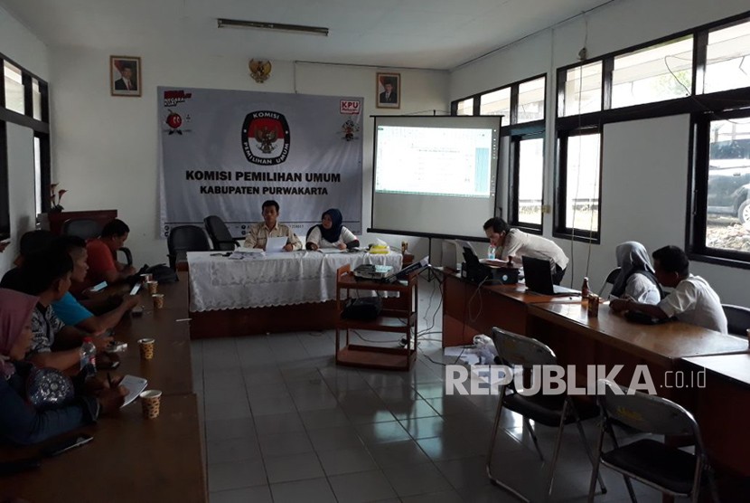 Ketua KPU Kabupaten Purwakarta Ramlan Maulana didampingi komisioner KPU Nurlaila Mukaromah, saat menggelar jumpa pers (Ilustrasi).
