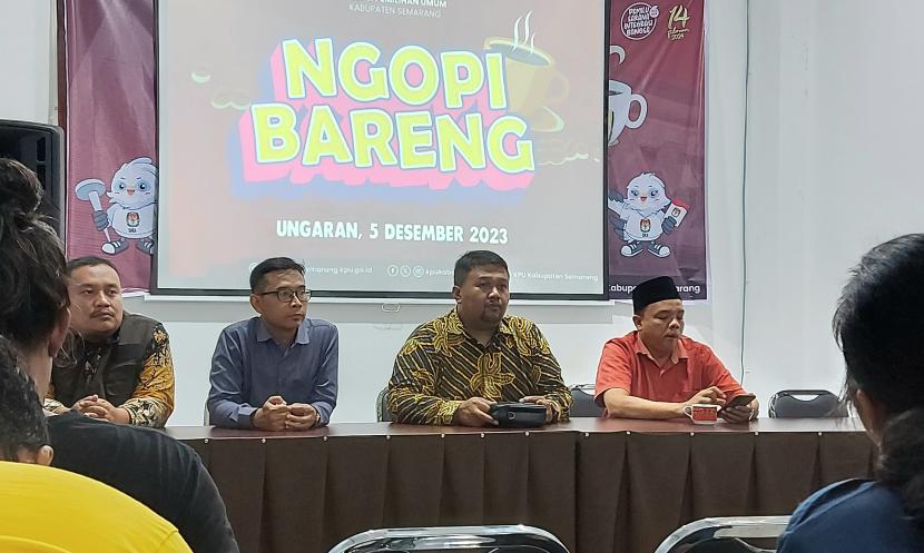  Ketua KPU Kabupaten Semarang, Bambang Setyono (dua dari kanan), memaparkan agenda dan tahapan kerja KPU setempat.