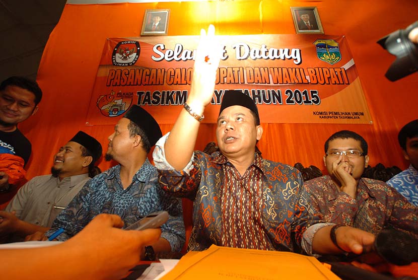 Ketua KPU Kabupaten Tasikmalaya Deden Nurul Hidayat (tengah) memberikan keterangan pers usai rapat Pleno Pilkada serentak 2015 di Singaparna, Tasikmalaya, Jawa Barat, Senin (3/8). 