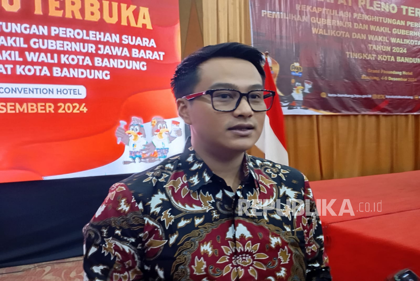 Ketua KPU Kota Bandung Khoirul Anam Gumilar menyampaikan pasangan calon nomor urut 3 Farhan-Erwin unggul di Pilwalkot Bandung sedangkan pasangan nomor urut 4 Dedi-Erwan unggul di Pilgub Jabar. KPU Kota Bandung resmi menetapkan hasil rekapitulasi penghitungan suara Pilwalkot dan Pilgub Jabar, Jumat (6/12/2024). 