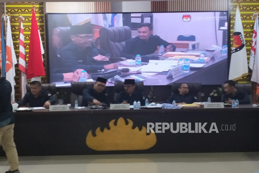 Ketua KPU Lampung Timur, Dedi Maryanto memimpin rapat pleno terbuka rekapitulasi hasil penghitungan suara tingkat kabupaten, Selasa (3/12/2024).