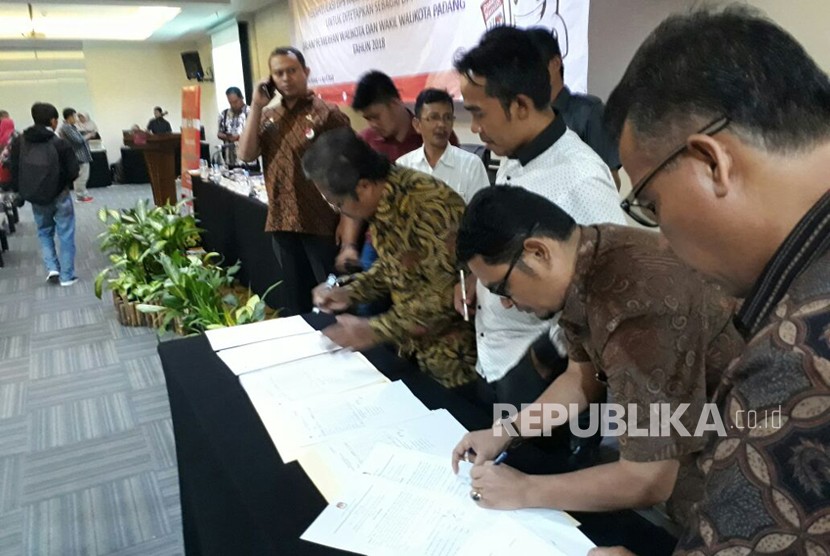 Ketua KPU Padang, Muhammad Sawati, menandatangani ketetapan Data Pemilih Tetap (DPT) Pilkada Padang 2018, Kamis (19/4). 