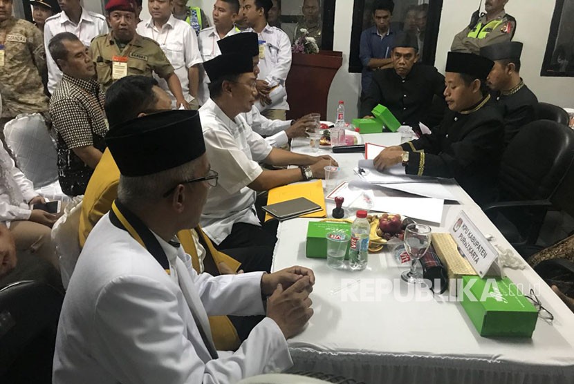 Ketua KPU Purwakarta, Ramlan Maulana, saat menerima berkas pendaftaran dari pasangan calon bupati/wakil bupati Purwakarta (ilustrasi) 