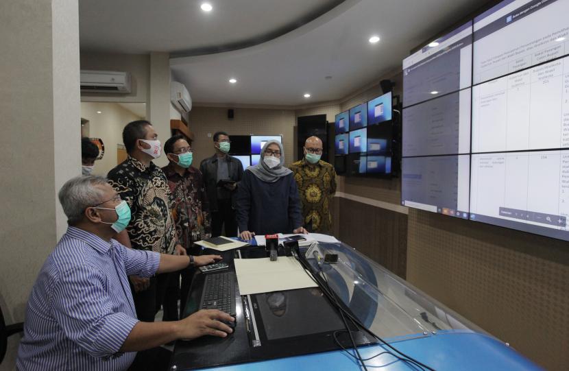 Ketua KPU RI Arief Budiman (kiri) bersama Komisioner KPU Ilham Saputra (keempat kiri), Evi Novida Ginting Manik (tengah), I Dewa Kade Wiarsa Raka Sandi (kedua kiri), dan Viryan (kiri) saat melihat data parpol yang sudah tervalidasi untuk mengikuti Pilkada Serentak 2020, di Kantor KPU, Jakarta, Selasa (1/9/2020) Komisi Pemilihan Umum (KPU) menetapkan pendaftaran pasangan calon Pilkada 2020 pada Jumat (4/9/2020), Sabtu (5/9/2020), dan Minggu (6/9/2020) sebagai salah satu syarat untuk mengikuti Pilkada Serentak 2020. (ilustrasi)