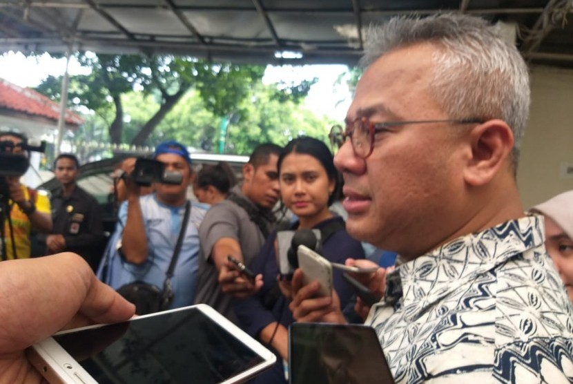 Ketua KPU RI Arief Budiman saat diwawancarai wartawan di kantor KPU, Jakarta Pusat, Senin (13/1). (Republika/Mimi Kartika )