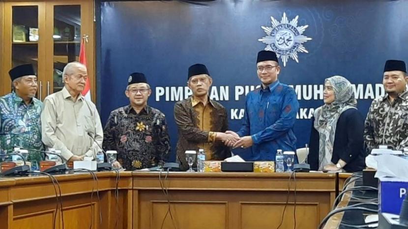 Pimpinan Pusat Muhammadiyah menerima kedatangan komisioner Komisi Pemilihan Umum (KPU) di Gedung Pusat Dakwah Muhammadiyah, Menteng, Jakarta Pusat, pada Selasa (3/1/2022).Muhammadiyah mengingatkan agar tidak lagi ada wacana penundaan Pemilu 2024 