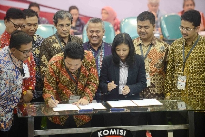 Ketua KPU RI, Husni Kamil Manik bersama anggota KPU dan para saksi dari calon presiden Jokowi-Jk menandatangani hasil rekapitulasi penghitungan suara.