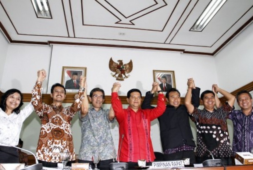 Ketua KPU terpilih periode 2012-2017 Husni Kamil Malik (tengah) bersama anggota KPU lainnya mengangkat tangan bersamaan seusai rapat pleno pertama dengan agenda pemilihan Ketua KPU di kantor KPU, Jakarta, Jumat (13/4). 