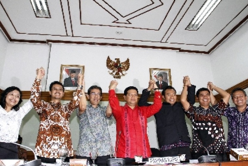 Ketua KPU terpilih periode 2012-2017 Husni Kamil Malik (tengah) bersama anggota KPU lainnya (kiri-kanan) Ida Budianti, Feri Kunia, Hadar Nafis Gumay, Sigit Pamungkas, Juri Ardiantoro dan Arif Budiman.