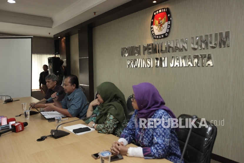 Ketua KPUD DKI Jakarta Sumarno (kedua kiri) bersama anggota KPUD DKI Jakarta Moch. Sidik (kiri), Anggota KPUD DKI Jakarta Bettty Epsilon Idroos (kedua kanan) dan Anggota DKI Jakarta Dahliah Umar (kanan) memberikan keterangan pers kepada awak media di gedun