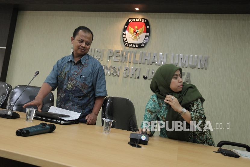 Ketua KPUD DKI Jakarta Sumarno (kiri) bersama anggota KPUD DKI Jakarta Bettty Epsilon Idroos (kanan) bersiap untuk memberikan keterangan pers kepada awak media di gedung KPUD DKI Jakarta, Jumat (16/9).