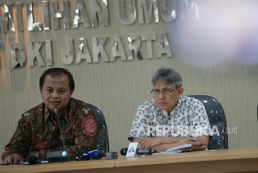 Ketua KPUD DKI Jakarta Sumarno (kiri) dan anggota KPUD DKI Jakarta Moch Sidik melakukan konferensi pers di Media Center KPU Jakarta, Jumat (21/10).