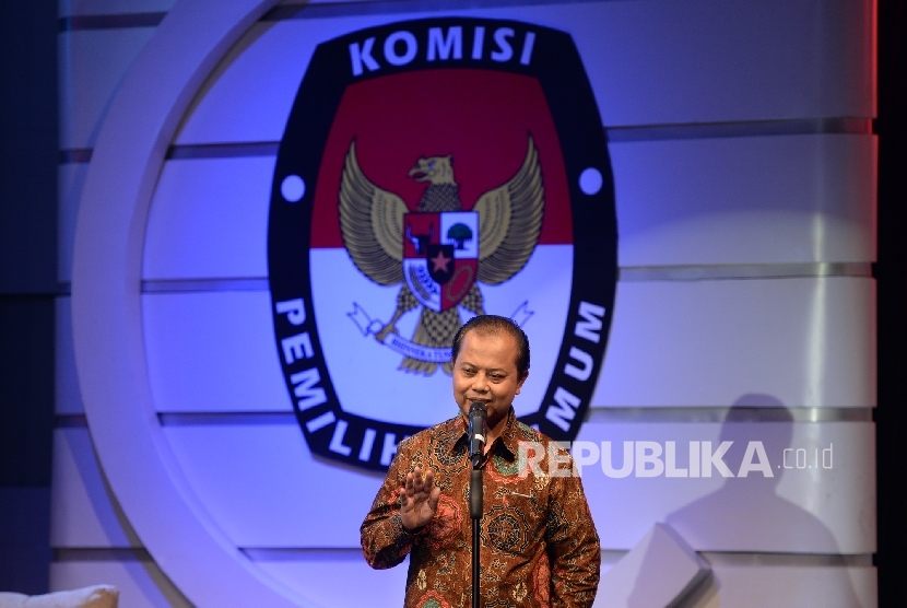Ketua KPUD DKI Jakarta Sumarno memberikan sambutan saat peluncuran Jumpa Calon Pemimpin Jakarta di Studio Jak TV, Jakarta, Jumat (21/10) malam. 
