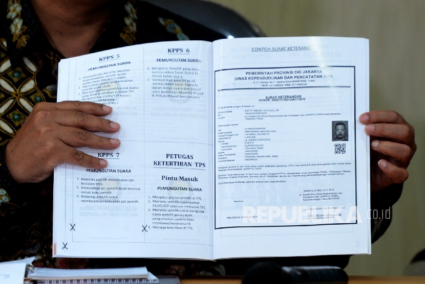 Ketua KPUD DKI Jakarta Sumarno menunjukan contoh surat keterangan untuk pemungutan suara 