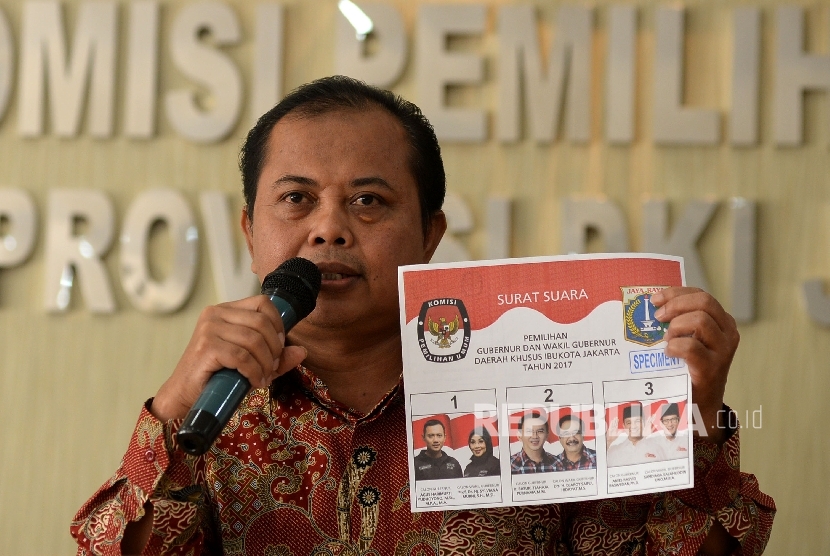 Ketua KPUD DKI Jakarta Sumarno menunjukan surat suara pilgub DKI Jakarta 2017 di sela press conference debat pasalon gubernur dan wakil gubernur di Jakarta, Rabu (11/1)