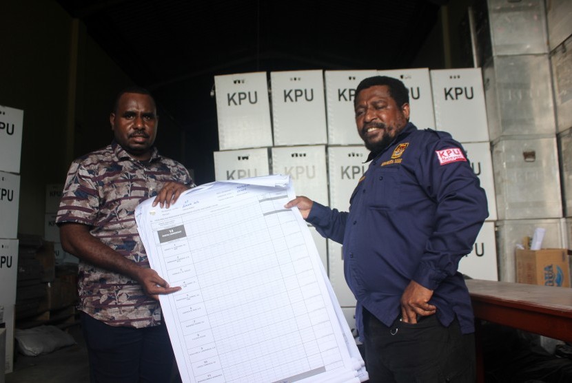 Petugas membuka kembali formulir C1 Pemilihan Legislatif di Kota Sorong, Papua Barat, pada Pemilu 2019. Untuk Pemilu 2024, KPU menerapkan sistem digital formulir C1 untuk mencegah terulangnya tragedi meninggalnya ratusan petugas KPPS saat pemungutan suara. (ilustrasi)