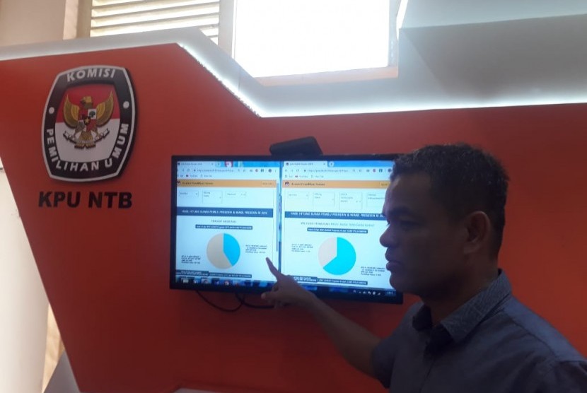 Ketua KPUD NTB Suhardi Soud menunjukan Sistem Informasi Penghitungan Suara (Situng) di Kantor KPUD NTB, Jalan Langko, Mataram, NTB, Kamis (18/4).