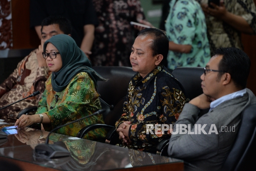 Ketua KPUD Sumarno (tengah) bersama Komisioner KPU Sigit Pamungkas dan Anggota KPUD DKI Jakarta Dahlia Umar (kiri) sebagai pihak teradu menghadiri sidang terkait pelaksanaan Pilkada serentak 2017 di ruang sidang DKPP, Jakarta, Jumat (7/4).