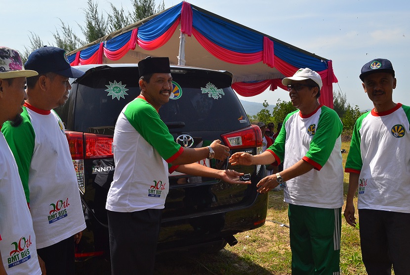 Ketua KSPP BMT BUS Lasem memberikan bantuan mobil ke PC NU Sholahuddin Fatawi disaksikan Ketua PDM Muhammad Ashori
